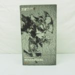 RAH 雷電(MGS4 Ver.) の外箱表面。デジタル迷彩柄の地にキャラクターの線画が印刷されている。