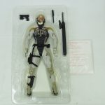 ブリスターから見た本体全身と付属品。ハンドガン、刀と鞘、ブレード類、袋入りのアンケート用紙が並ぶ。