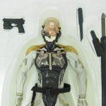 本体上半身のクローズアップ。ヘッドパーツとバイザー、肩と胸のアーマー、脇に並ぶ武器が見える。