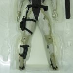 本体下半身のクローズアップ。脚部、太ももと膝のアーマー、ホルスターが見える。
