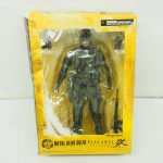 PLAY ARTS改 スネーク野戦服Ver. の外箱表面。窓越しにブリスター入りの本体と、ハンドガンおよびアサルトライフルが見える。
