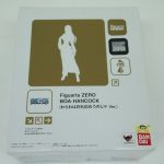 外箱を斜め前から見たところ。表面と側面の印刷が見える。