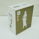 外箱を斜め横から見たところ。側面のシルエットと厚みが分かる。