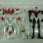 内トレイの装甲パーツと素体。白と赤の外装パーツが並びます。