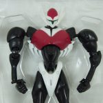 素体を寄りで撮影。黒い本体に赤い胸部パーツが付いた状態です。
