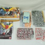 箱、説明書、ランナー一式を並べたところ。ランナーは袋に入っている。