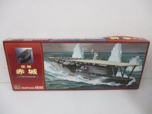 ハセガワ 1/450 空母 赤城の箱正面。航行する空母のイラストが入ります。