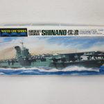 タミヤ 1/700 日本航空母艦 信濃の箱正面。航行する空母のイラストが入ります。