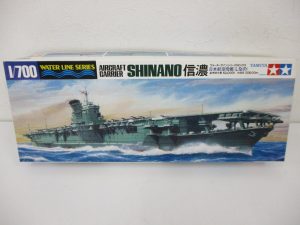 タミヤ 1/700 日本航空母艦 信濃の箱正面。航行する空母のイラストが入ります。