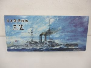 シールズモデル 1/700 日本海軍戦艦 三笠の箱正面。艦のイラストが入ります。