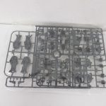 袋入りのグレーのランナー。関節や内部のパーツが並ぶ。