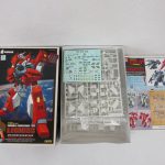 箱と中身を並べた状態。袋入りのランナーとデカール、説明書が入っています。