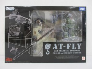 アクティックギア ATフライ＆スタンディングトータスの外箱表面。窓の奥に内容物が入っている。