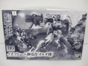 HG 1/144 イオフレーム 獅電改（オルガ機）の外箱表面。機体の作例写真が入る。