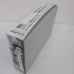 外箱を立てて斜めから見たところ。厚みと側面の印刷が分かる。