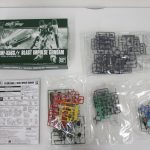 箱、説明書、袋入りのランナー一式を並べたところ。