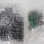 袋に入ったランナー。灰色と緑の成型色のパーツが並ぶ。