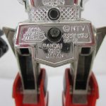 腰の飾りを寄って撮影。品番と製造の刻印が入る。