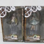 2種のフィギュアの外箱を並べて撮影しています。
