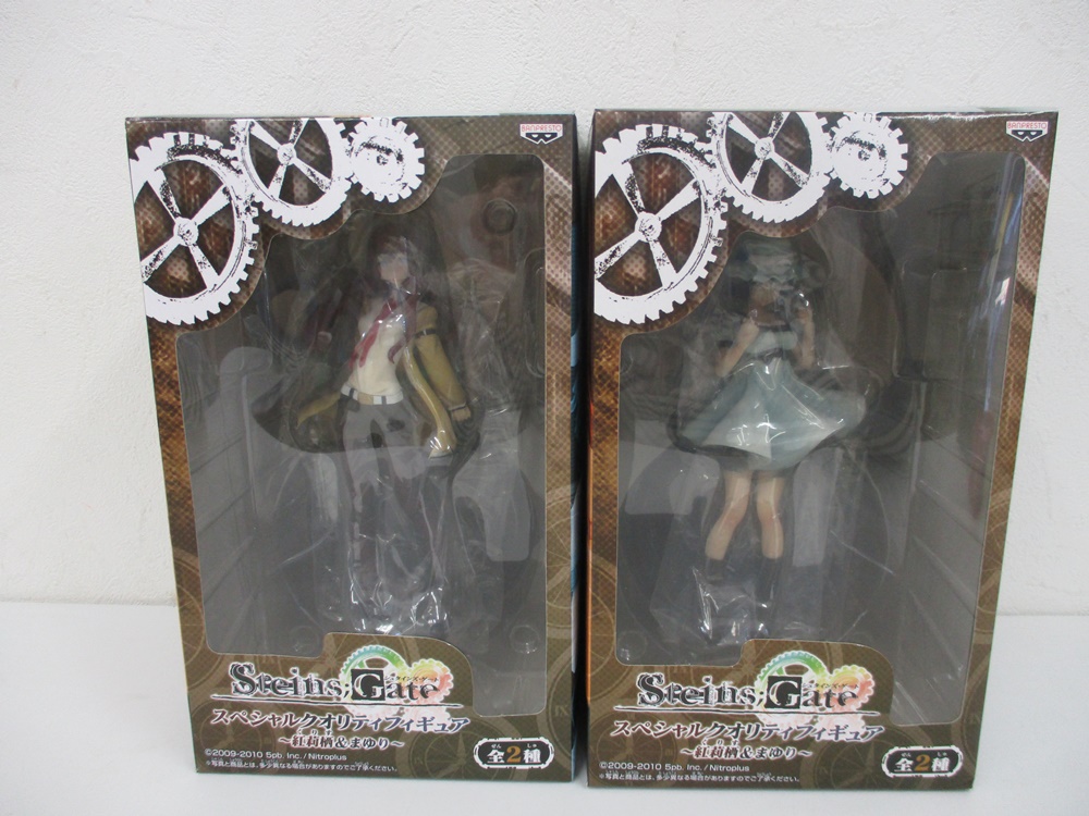2種のフィギュアの外箱を並べて撮影しています。