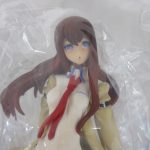 本体の上半身を寄って撮影。表情と衣装の塗装が確認できます。