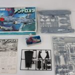 箱から出した内容物一式。ランナー、説明書、部品袋がある。