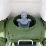 組み立てた状態の機体。台座に立つ姿勢である。