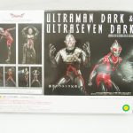 外箱の裏面。可動状態の作例写真が印刷されています。