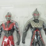 2体の上半身を寄って撮影。赤と黒の塗り分けが確認できます。