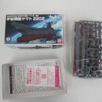 宇宙戦艦ヤマト2202の箱とランナー、説明書を並べたところ。