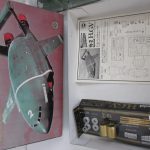 説明書と金属パーツを並べて撮影しています。