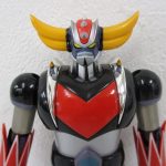 上半身を寄って撮影。頭部の角と胸の造形が分かる。