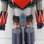 胴体を寄って撮影。腹部の意匠と前腕のパーツが見える。
