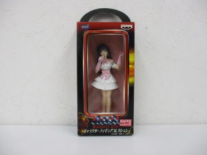 キャラクターフィギュアコレクションの外箱表面。窓の奥にリン・ミンメイの本体が入っている。