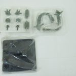 付属パーツ。交換用手首、蛇腹状の首パーツ、黒いディスプレイ台座。
