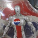 ブリスター越しに本体の上半身を撮影。銀色の体にペプシのマークがあります。