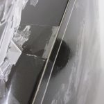 外箱の角を寄って撮影。表面にはがれとへこみがある。