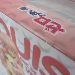 外箱の角を寄って撮影。ロゴのシールが貼られている。