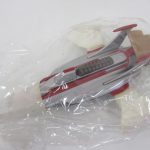 袋に入った本体を横から見たところ。艦体の造形が分かる。