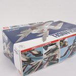 外箱を斜めから見たところ。側面の印刷が見える。
