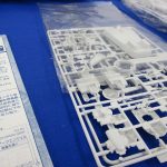 袋入りのランナーのクローズアップ。白い成型色の艦体パーツ。