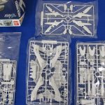 袋入りのランナー3袋を並べたところ。艦首と艦載機のパーツが見える。
