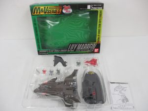 M＆Vシリーズ ザンジバルII級 機動巡洋艦 リリー・マルレーンの外箱と、ブリスターの内容物を並べたところ。