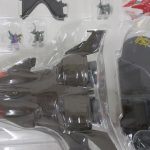 艦の本体とパーツ類。ブリスターから出さずに撮影している。