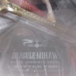 窓越しに大剣と台座を寄って撮影。柄の装飾が見える。