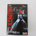 商品の外箱表面。青と赤の配色の本体が描かれている。