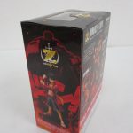 箱を斜め後ろから見たところ。側面のFILM Zロゴとルフィのイラストが見える。