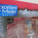 窓枠の角のクローズアップ。Excellent Model Series のシールが貼られている。