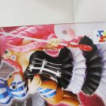 外箱側面の作例写真のクローズアップ。傘を持った全身が見える。
