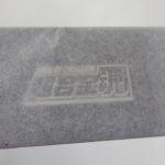 外箱の別の面。シート越しにシリーズ名の印刷が見える。